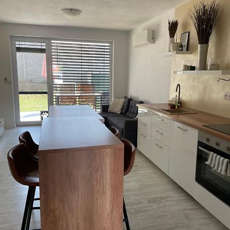 Sunny Apartment On The Lakes セネツ エクステリア 写真