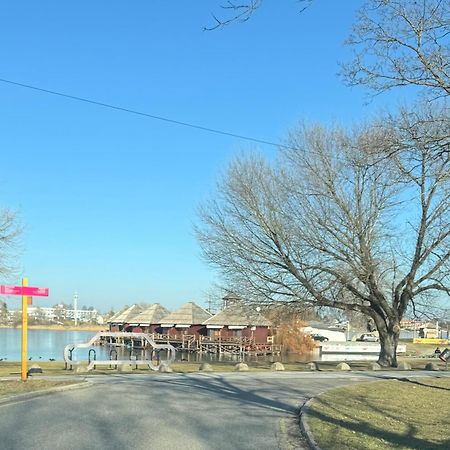 Sunny Apartment On The Lakes セネツ エクステリア 写真