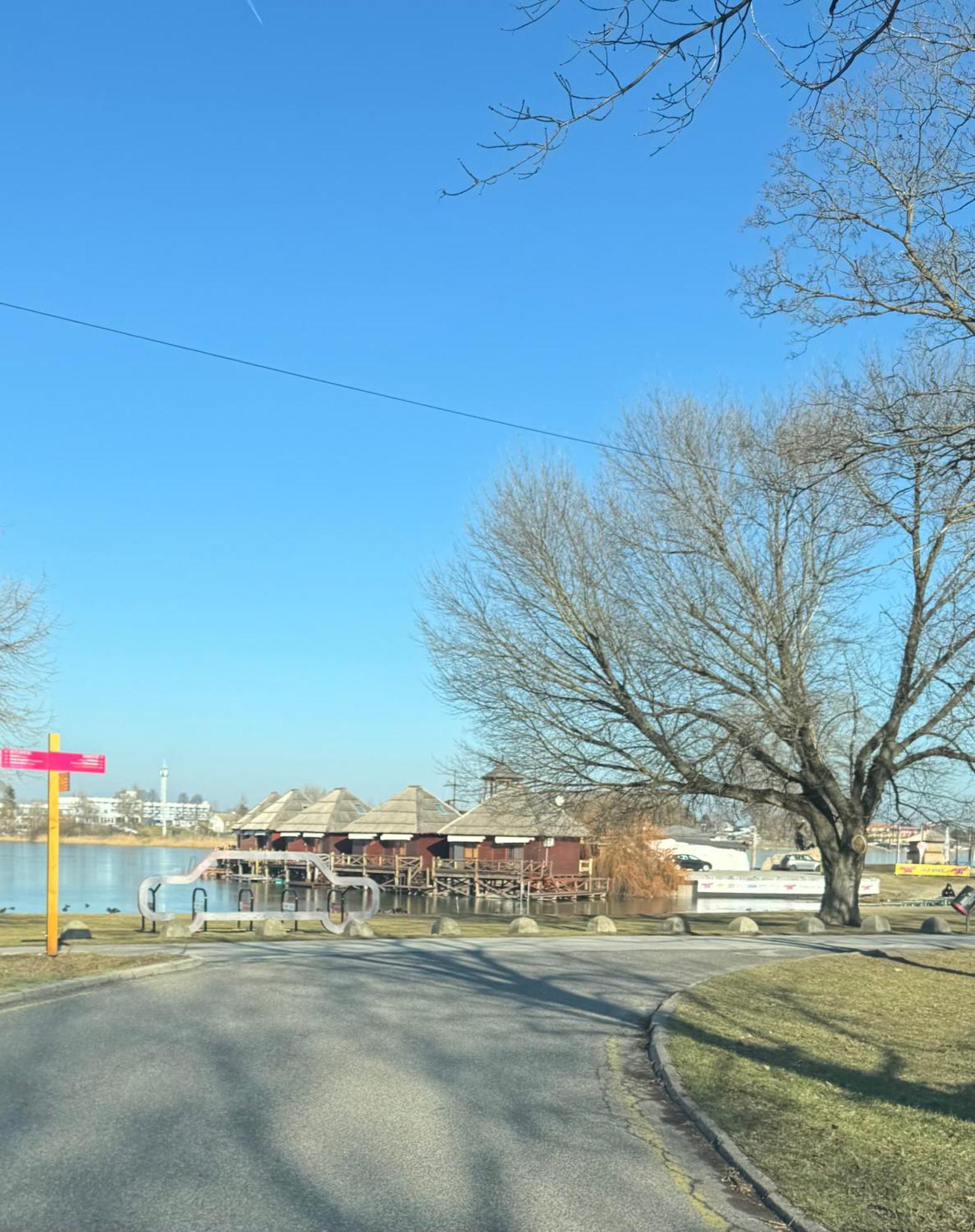 Sunny Apartment On The Lakes セネツ エクステリア 写真